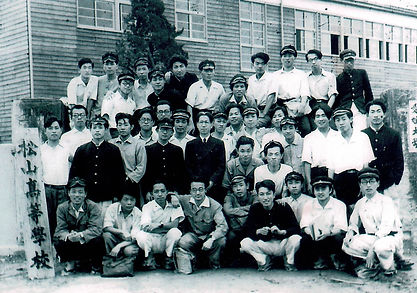 松山高校(最後列右から4人目・前列左から4人目が岩村昇氏).jpg