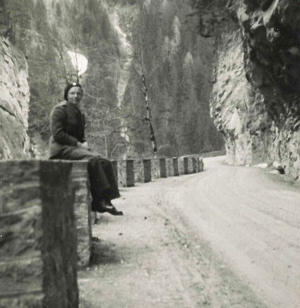 Ein Soldat sitzt in der Ausgangsuniform am Strassenrand in der Viamala-Schlucht.