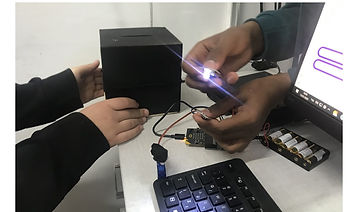 מישהו שומר עליכם.jpg