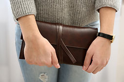 Fille avec le portefeuille brun