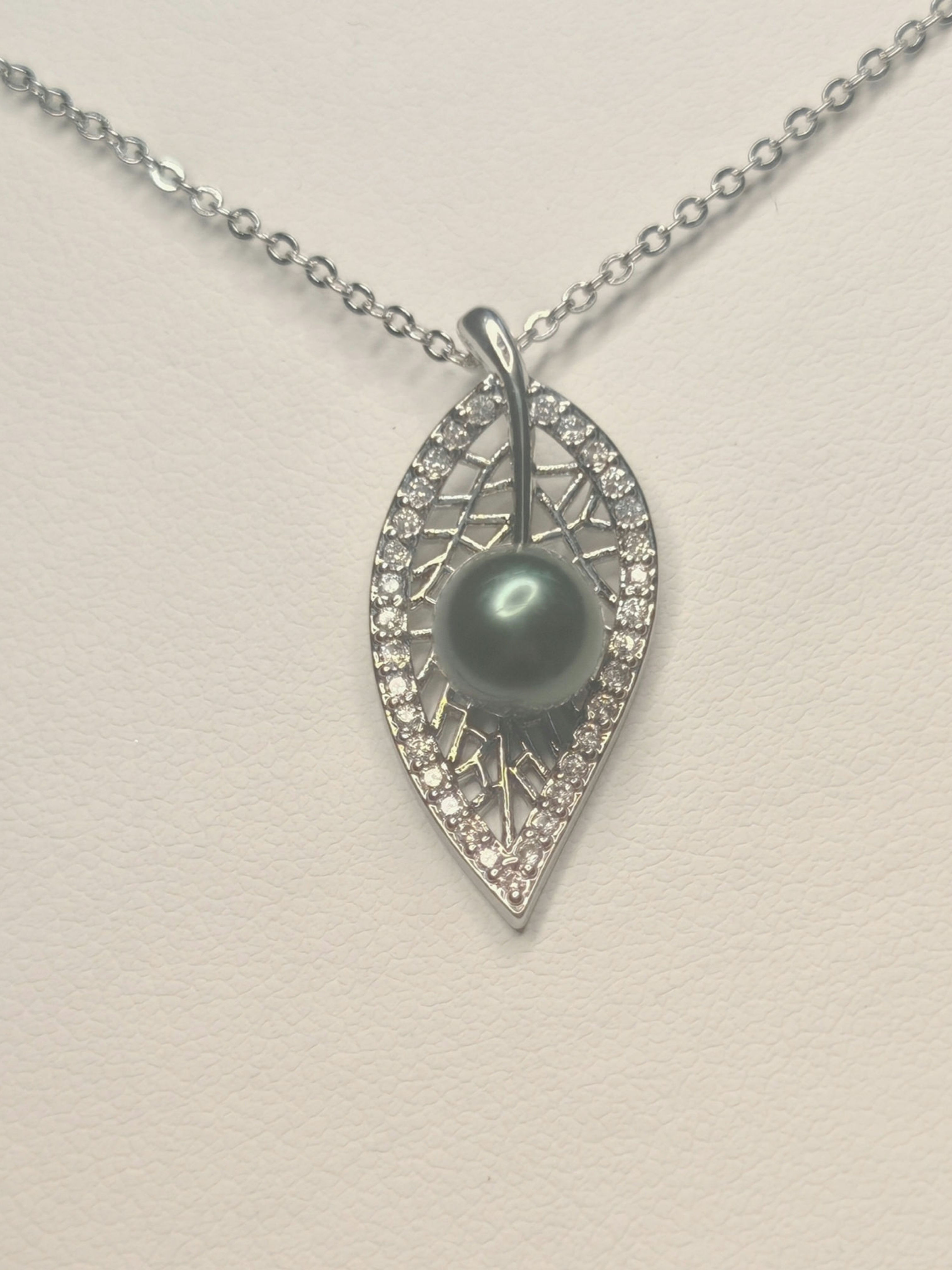 Leaf Pendant Platinum Plated + chain