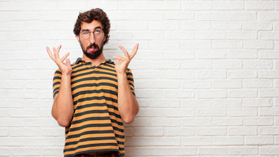 גבר מציג הבעות פנים מצחיקות בסדנת אימפרוביזציה.