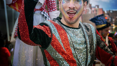 ליצן צבעוני מבצע ג’אגלינג במופע ליצנות קהילתי מבית שמח הפקות.