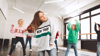 ילדים רוקדים בסטודיו לסדנת ריקוד מודרני.