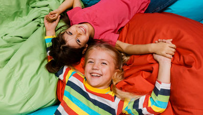 ילדים שוכבים וצוחקים יחד בסדנת יוגה צחוק.