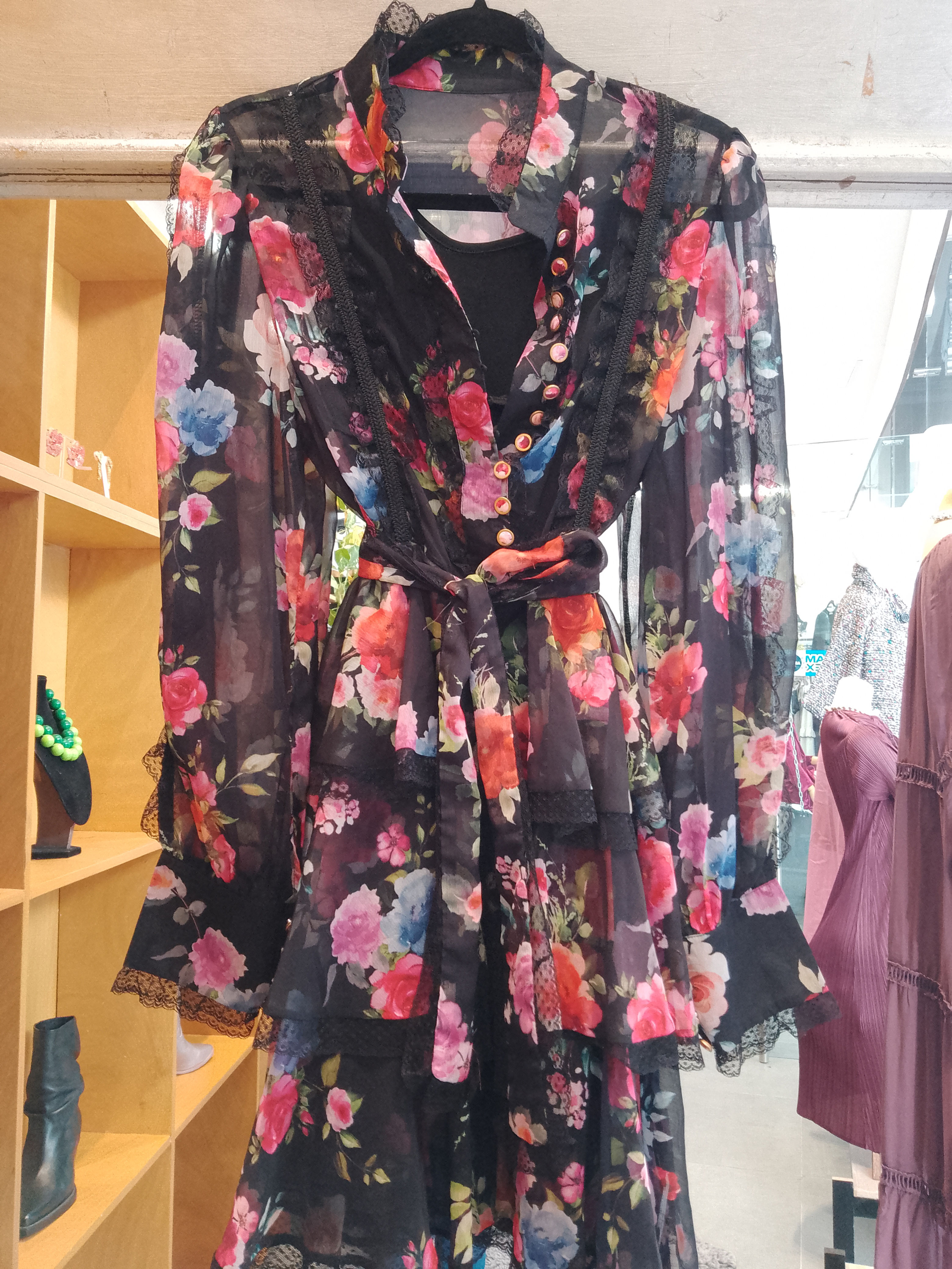 Vestido negro con flores 