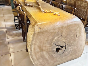 Como escolher a mesa rústica de madeira maciça perfeita para o seu ambiente