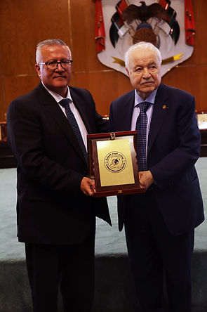 سعادة الدكتور محمد ابزاخ يكرم سعادة الدكتور طلال أبو غزالة 