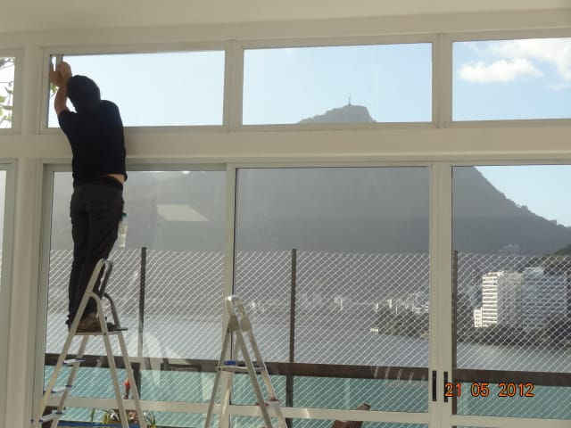 Instalação de película incolor para redução de calor