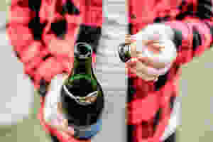 sonoma grape girl, audra tavelli, wine blogger, sonoma county blogger, champagne, sparkling wine, domaine carneros, domaine carneros sparkling wine, domaine carneros brut, saber sparkling wine, saber champagne, sabering, how to saber with a butter knife, how to saber sparkling wine with a butter knife