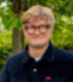 Teammitglied mit sympathischem und vertrauensvollem Lächeln.