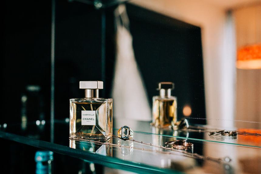 Braut Accessoires angerichtet auf einer Glasplatte