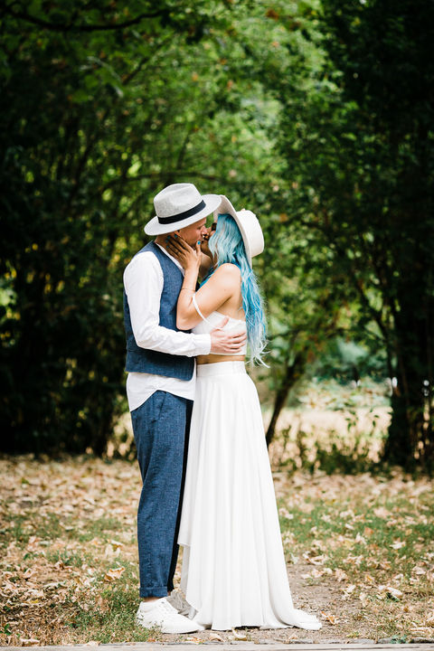 Brautpaar in einer Lichtung