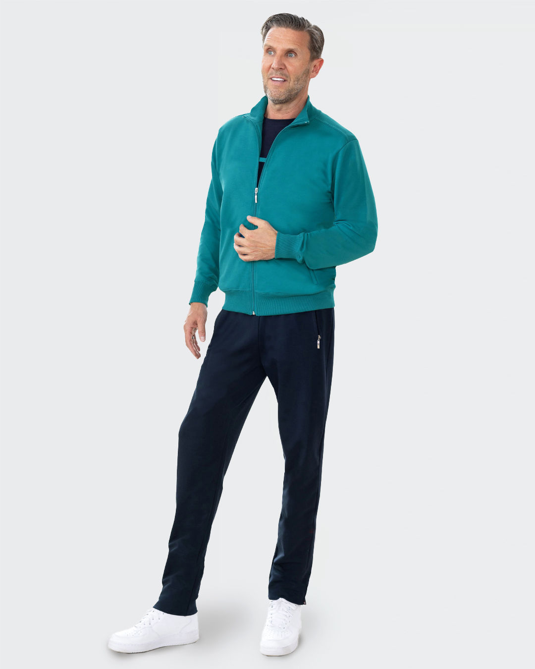 Grote heer draagt joggingbroek met extra lange pijpen