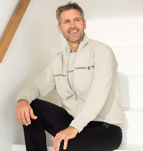 Heer zit heel gelukkig en ontspannen op trap in Silvermedal herenjogging