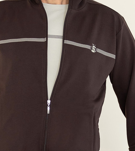 Detailfoto toont de verfijnde details van Silvermedal Premium herenjoggingvest en t-shirt