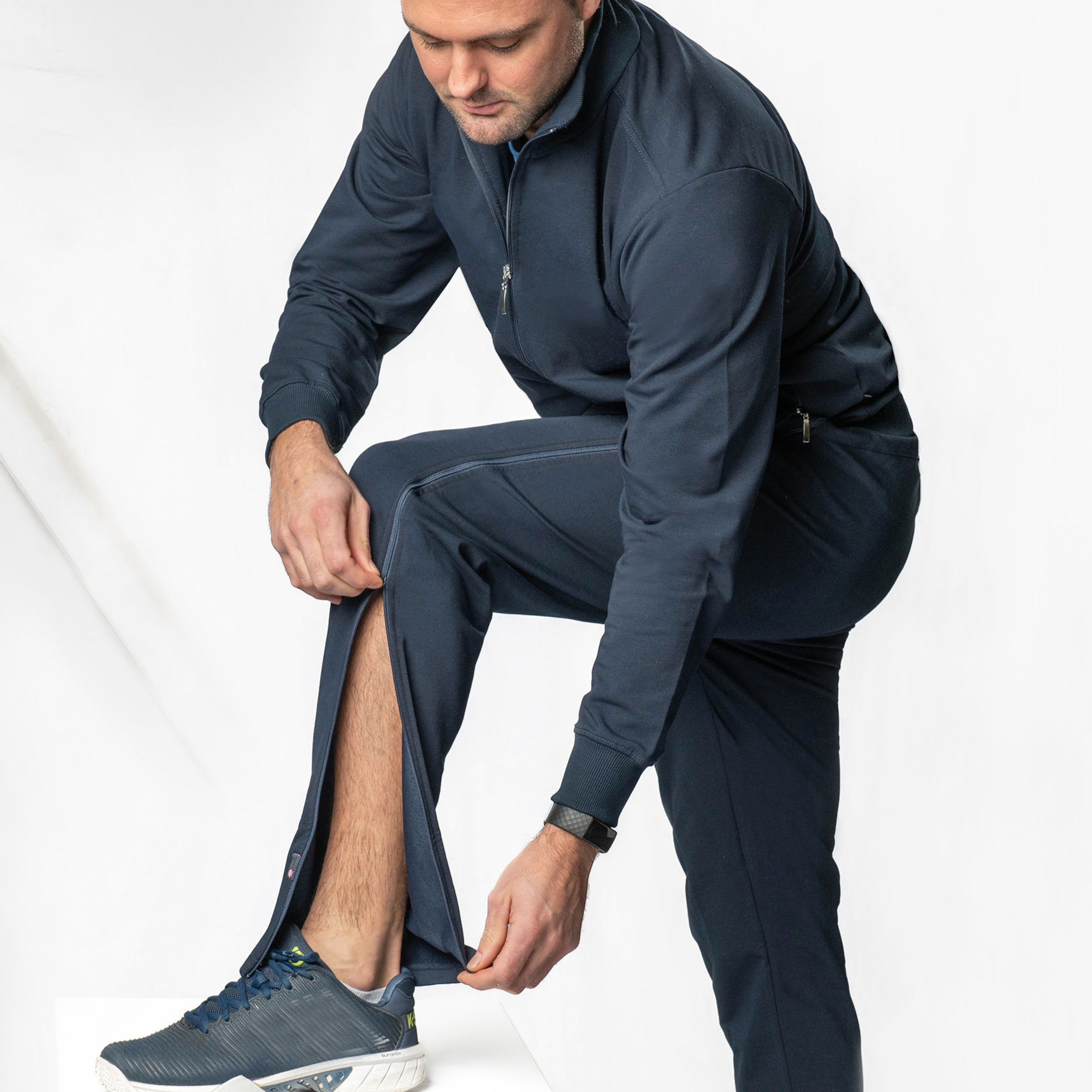 Heer opent opzij de handige rits van de revalidatiebroek