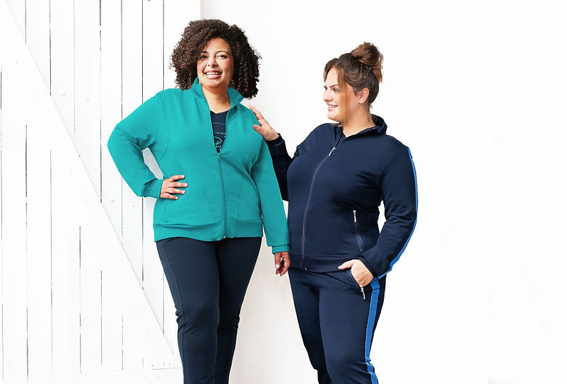 Twee vriendinnen, curvy dames, zijn zelfverzekerd in hun plussize Silvermedal jogging