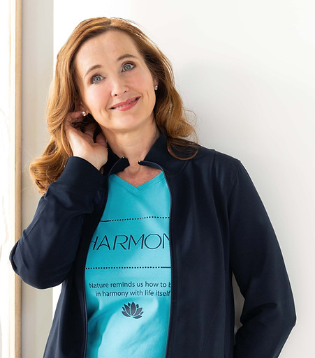 Dame straalt geluk en comfort uit in Silvermedal blauwe damesjogging