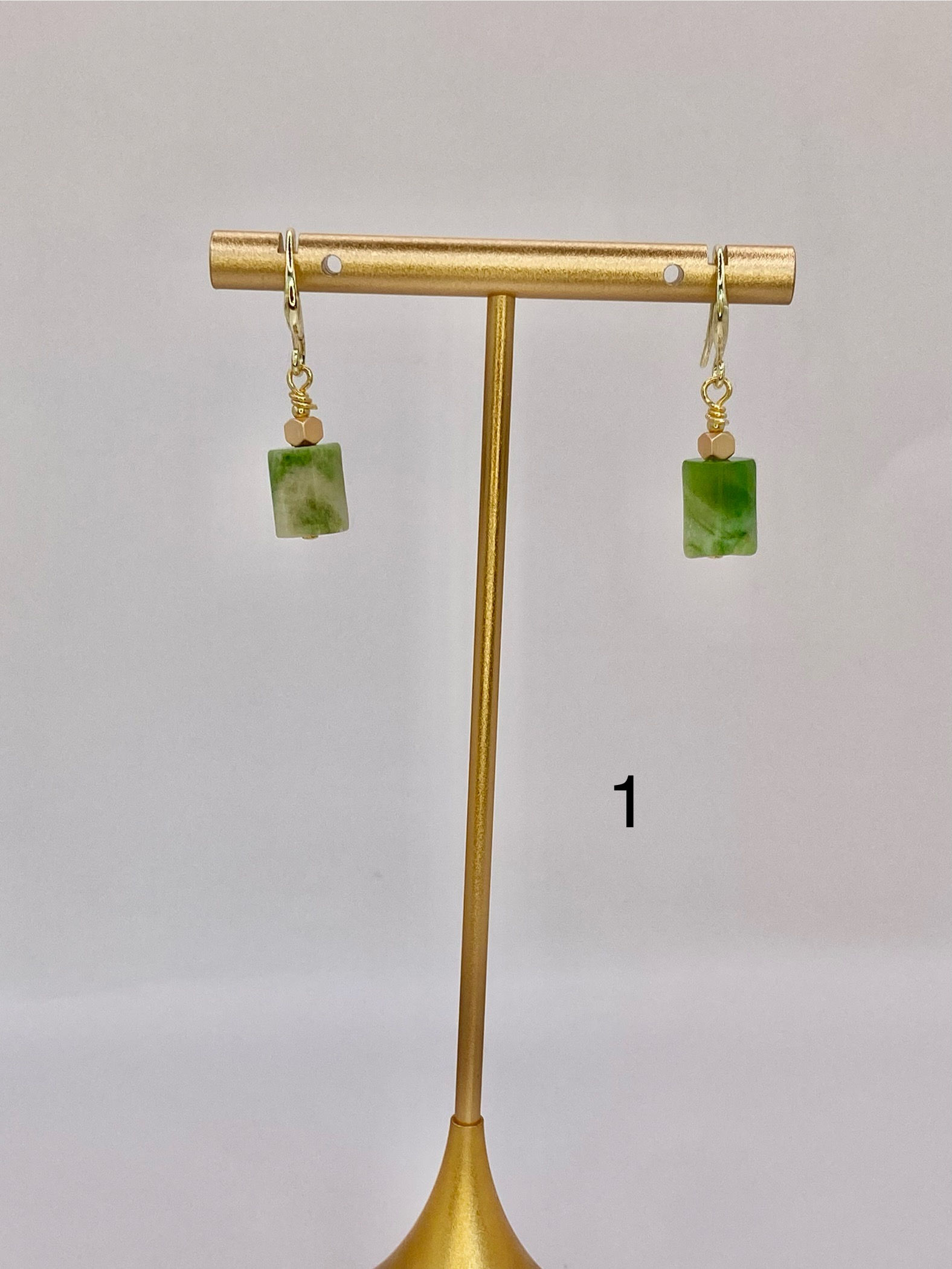 ネフライト ピアス