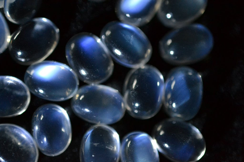 ABOUT 0.6CT SRI LANKA NATURAL BLUE MOONSTONE