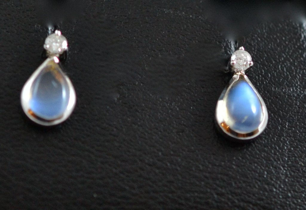 ブルームーンストーンのピアス