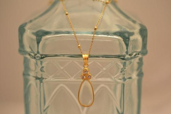 サムネイル： ブルームーンストーンとホワイトサファイアのネックレストップ