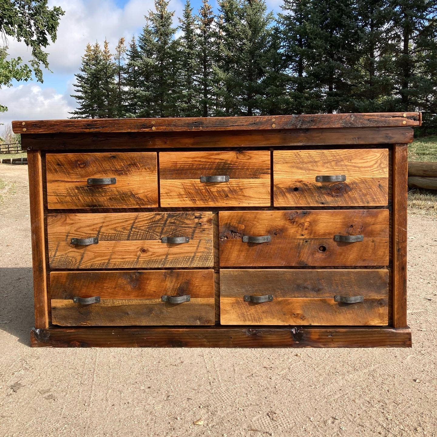 《 𝚛𝚎𝚍 𝚏𝚎𝚊𝚝𝚑𝚎𝚛 》Lowboy Dresser