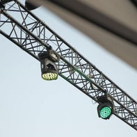 تجهيز حفل زفاف في مساحة خارجية