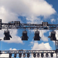 تجهيز حفل زفاف في مساحة خارجية