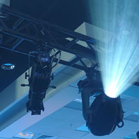 أضواء فعالية حسب الهوية البصرية