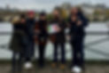 Foto di gruppo su un ponte di Parigi
