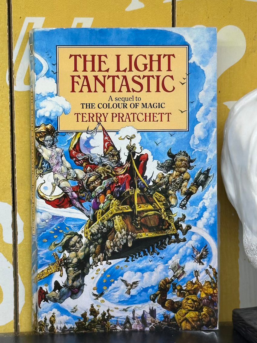 Terry Pratchett - The Light Fantastic - 1986