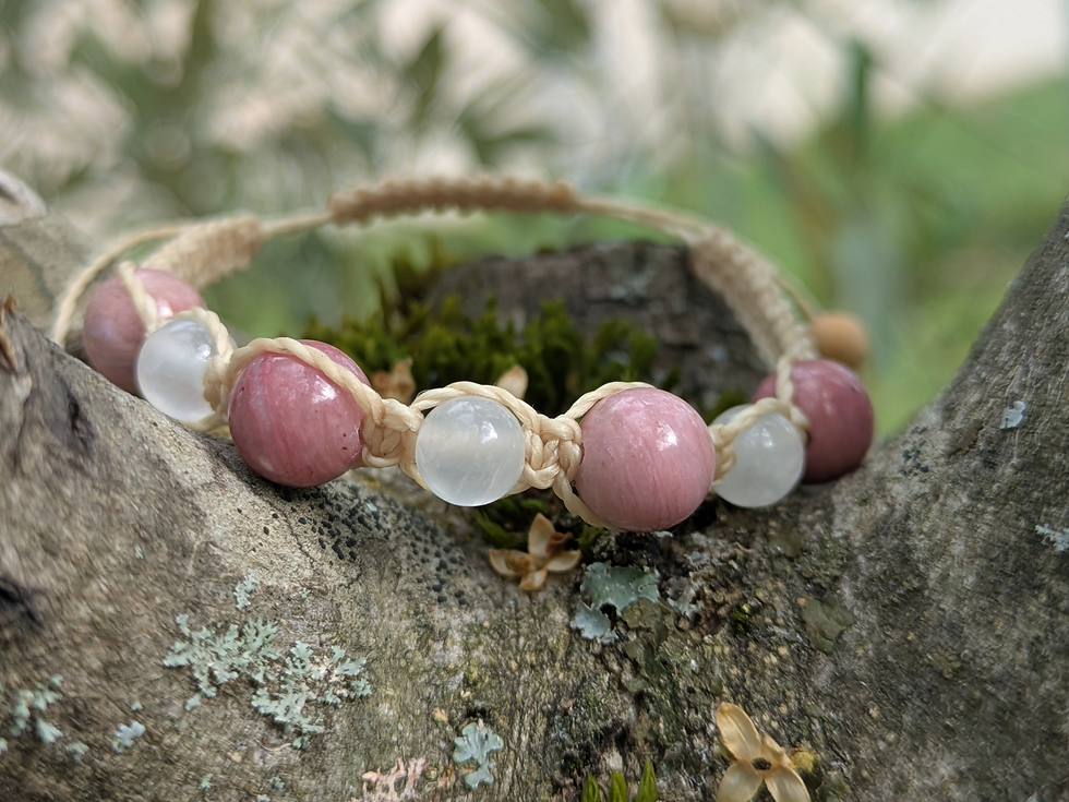 Miniature : Bracelet de lithothérapie Shamballa en rhodonite et sélénite — fait main, ajustable, pierre d’apaisement et d’harmonie.
