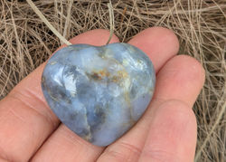 Opale bleue en forme de coeur
