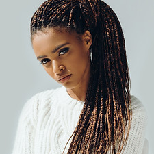 Fille avec micro Tresses
