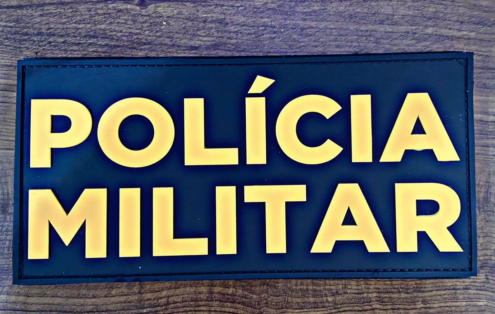 Placa emborrachada das costas