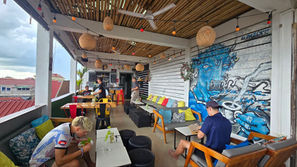 Low season atmosphere on the Rooftop with some guests and delicious food