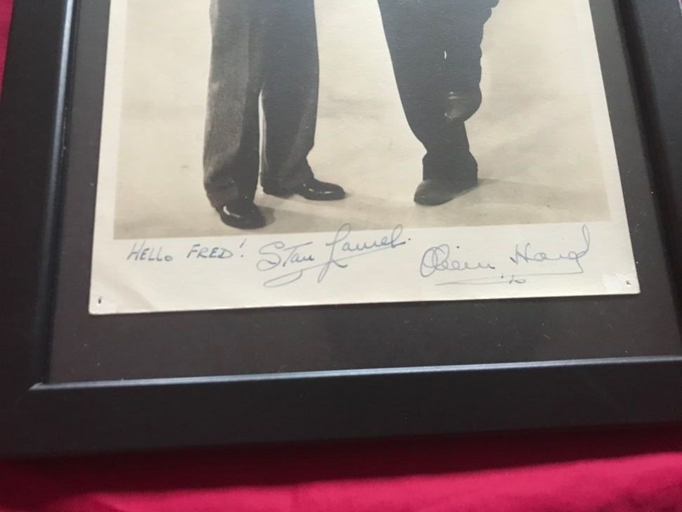 Miniaturbild: LAUREL & HARDY – Original Handsigniertes Vintage‑Grossfoto (18 × 26 cm)⭐ ⭐ 