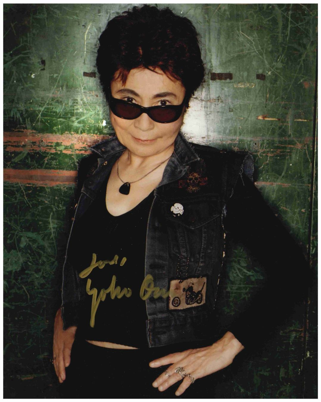 YOKO ONO - handsigniertes Grossfoto (20 x 25cm) mit COA