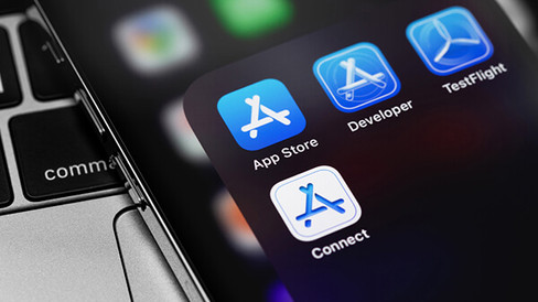Le logo App Store Connect est visible sur l'écran du smartphone. Il représente un service proposé par Apple aux développeurs pour gérer leurs applications, notamment en les soumettant pour examen et en les distribuant. Cela représente le faite que les programme développé avec Unity 3D peuvent être déployé sur la plateforme iOS.