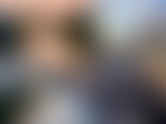 Chefin aparece jogando dinheiro para crianças no Complexo da Penha. CONFIRA: