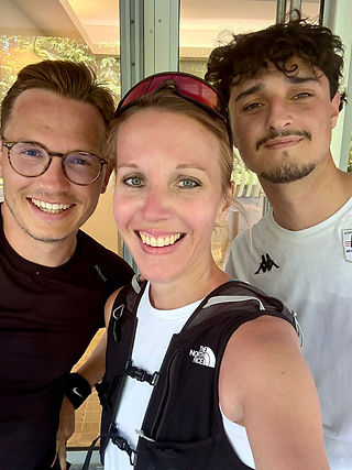 Trois collaborateurs INELYS en tenue de sport