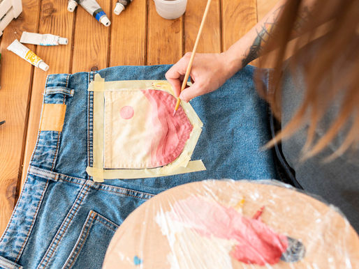 Personne qui upcycle un vêtement en le décorant