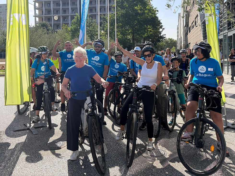 Groupe de personnes à vélo