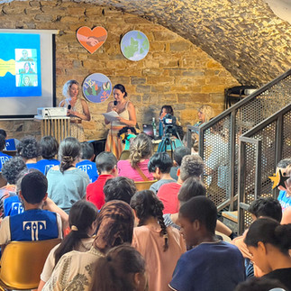 Groupe d’enfants participant à une séance de sensibilisation animée dans une salle de conférence