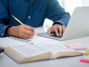 personne qui étudie