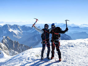 Alpiniste progressant sur une crête enneigée après une ascension technique en escalade.