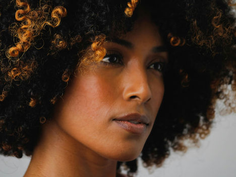 Cheveux bouclés & été : routine naturelle et efficace