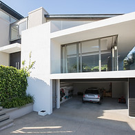 Weißes Haus mit Bush